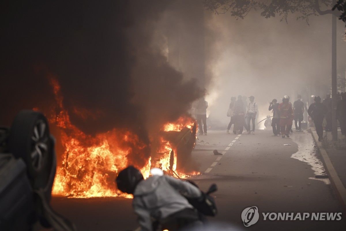 "러, 우크라 지원 흔들려 프랑스서 극우정치인 포섭 여론공작"