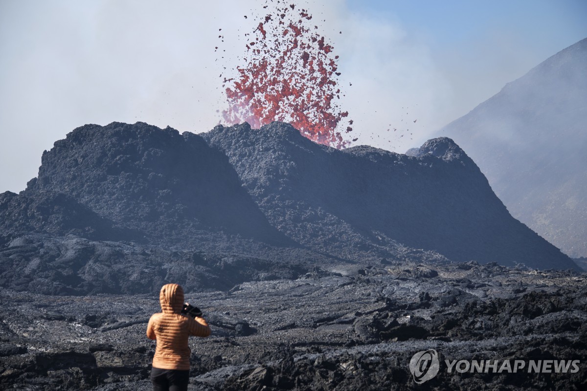 번쩍한 뒤 용암 줄줄…아이슬란드 남서부 화산 폭발