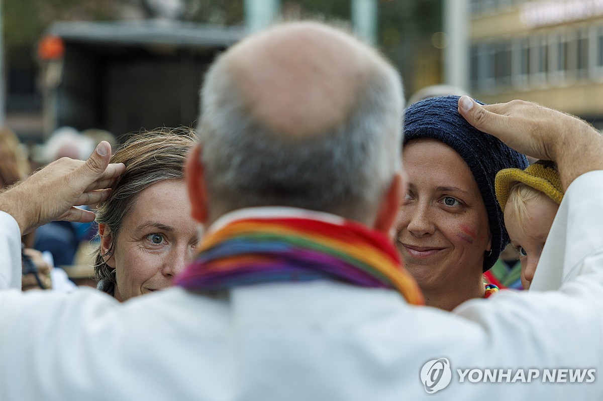 "주님이 지켜주시길" 뉴욕 동성부부에 '교황이 허락한' 축복