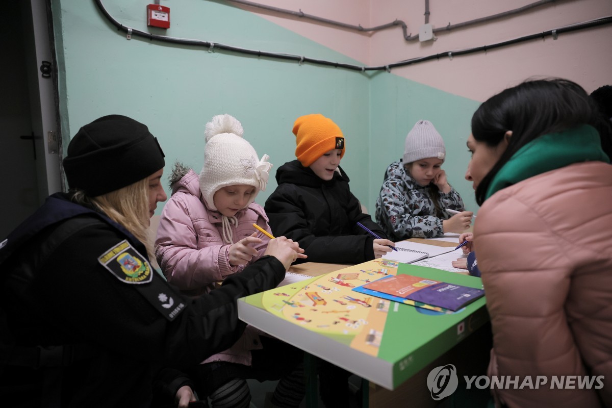 "승리를 주세요","아빠 보고싶어요"…우크라 아이들의 성탄 소망