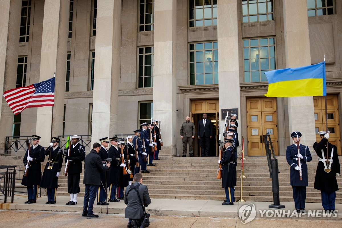 미군 "우크라·이스라엘 동시 무기 지원, 아직은 문제없다"