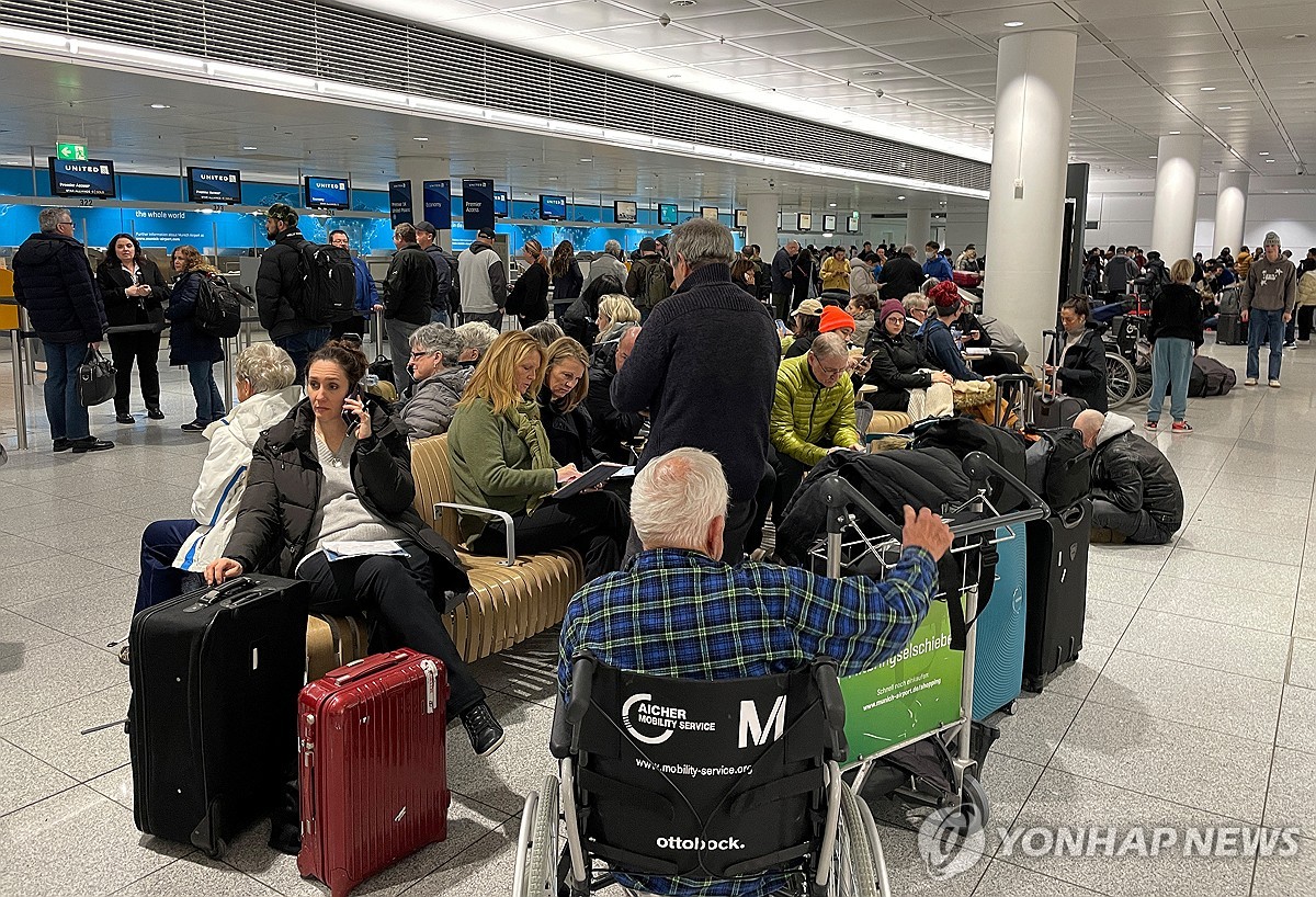 '폭설' 뮌헨공항 부분 재개…"한국인 수십명 사흘째 발묶여"