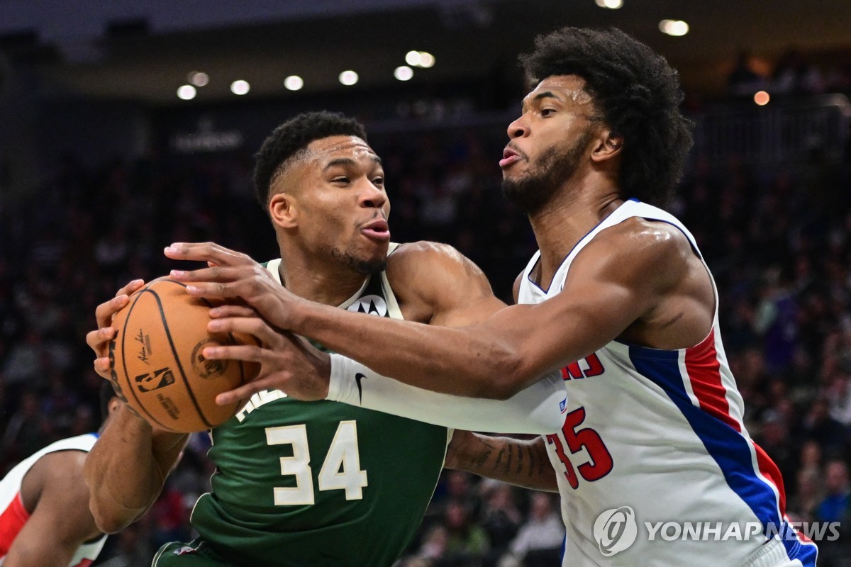 엠비드, NBA MVP 2연패 정조준…요키치는 접전 끝 패배