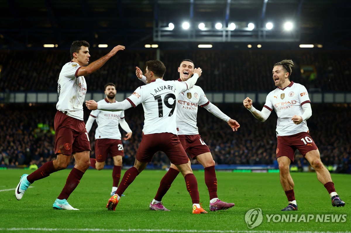 '후반에만 3골 폭풍' 맨시티, 에버턴 꺾고 EPL '톱4 복귀'