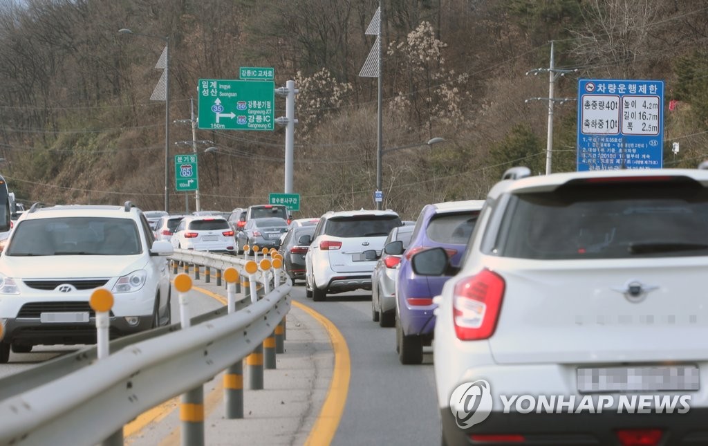 강원 동해안 해맞이 교통량 40만대 육박…귀경길 최대 8시간30분
