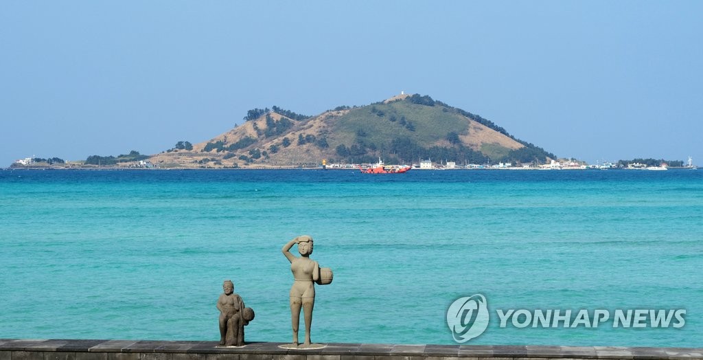 제주 서부 밤바다 지키는 비양도 등대 불빛 33km까지 간다