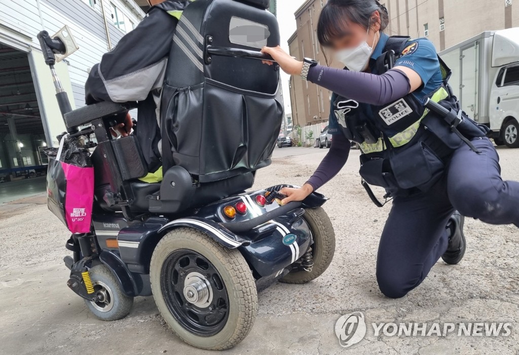 "외출 포기·3시간 일찍 출근"…쌓인 눈에 한숨짓는 이동약자들