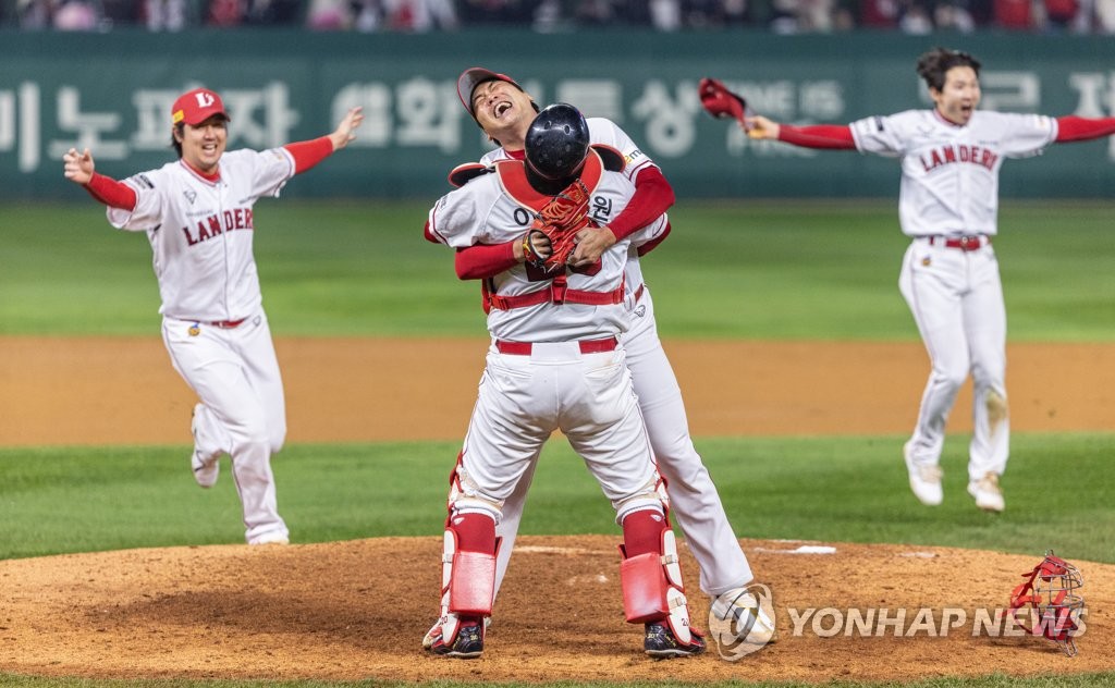 "나를 넘어서는 후배 나와야"…김광현, SSG 투수들과 미니캠프