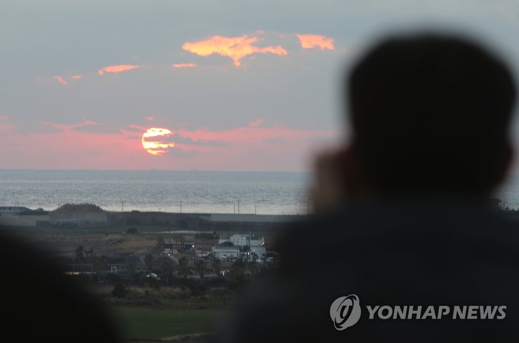 [내일날씨] 전국에 눈·비…올해 마지막 해넘이 보기 어려워