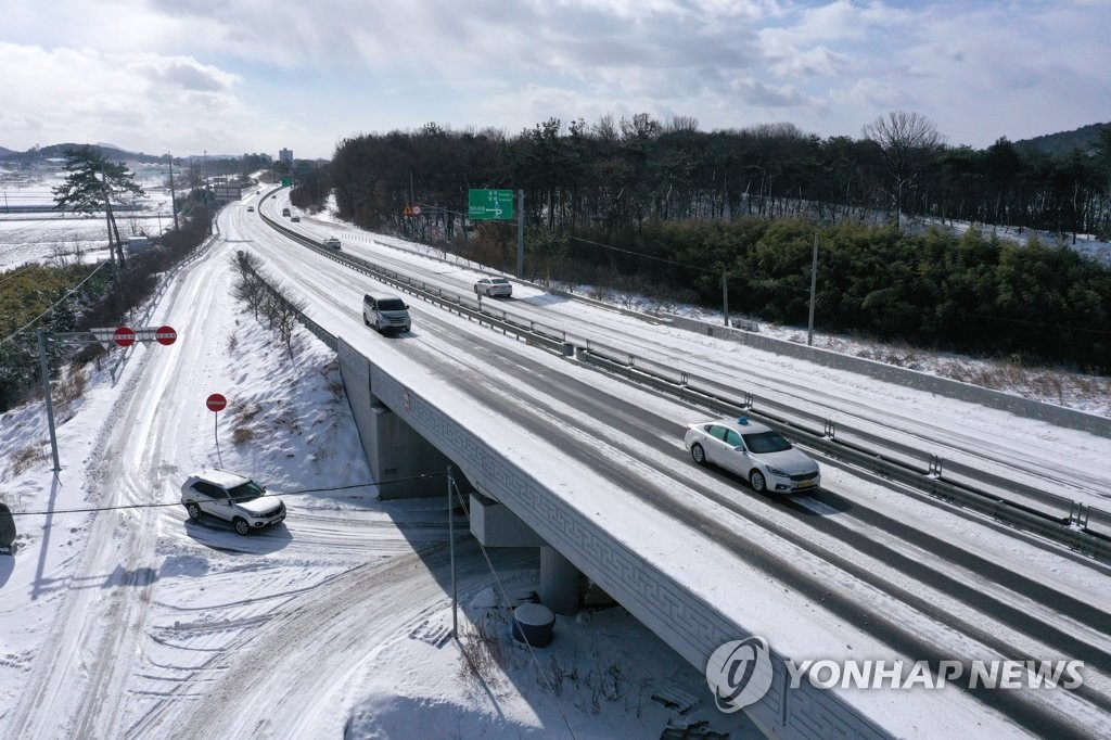 영암 시종 11.3㎝…전남 서해안 18일 새벽까지 눈(종합)