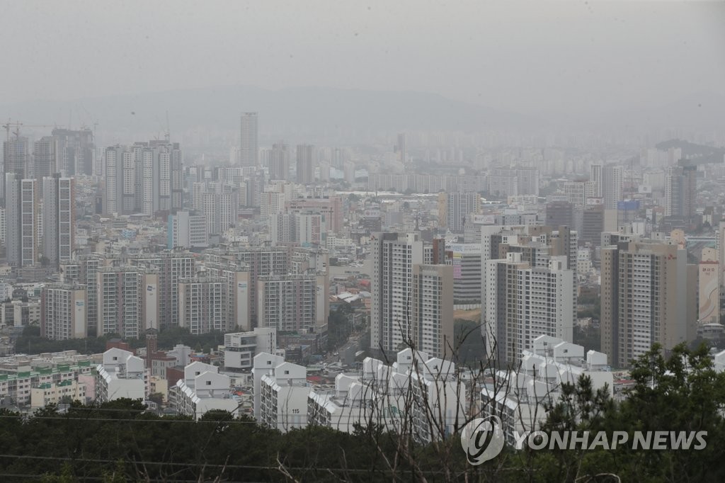 전국 미세먼지 짙은 가운데 한때 비…평년보다 포근