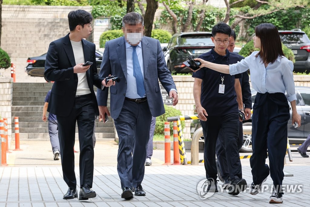KH 배상윤 '황제도피' 도운 임직원들 항소심도 나란히 실형