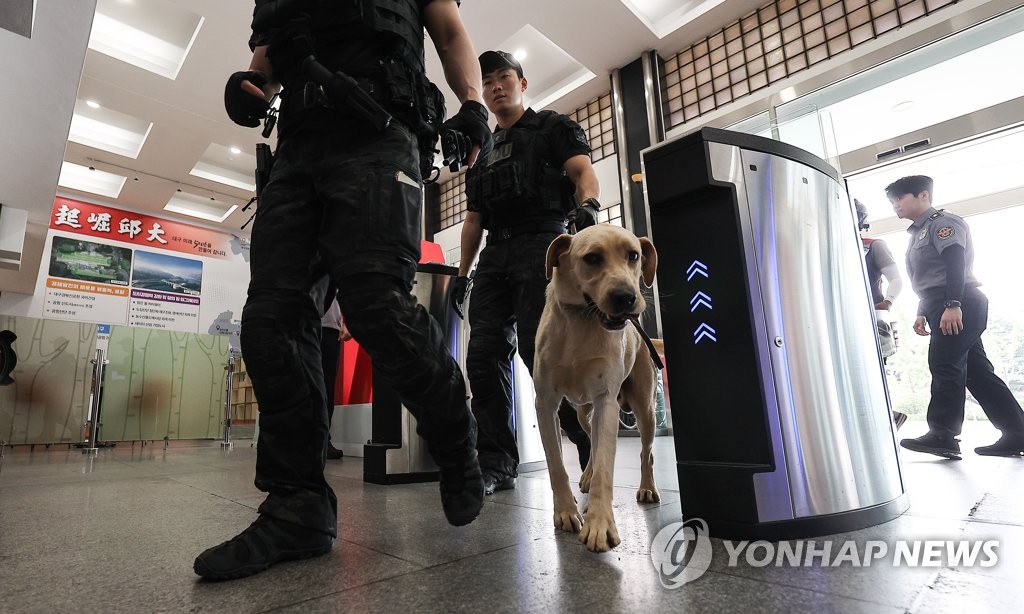 "언론사 황산테러·일본 대사관 공격하겠다"…또 협박 팩스