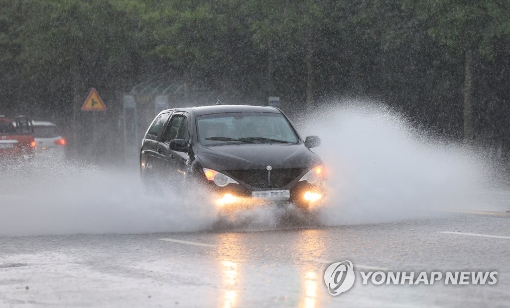 제주, 강풍 동반 많은 비…"항공기 운항 차질 예상"