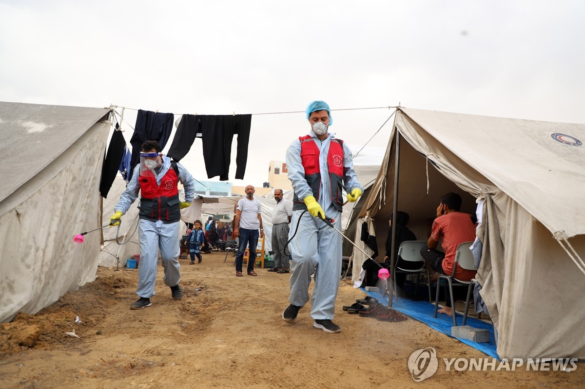 굶주린 피란민들, 구호트럭 음식 탈취…가자지구 아수라장