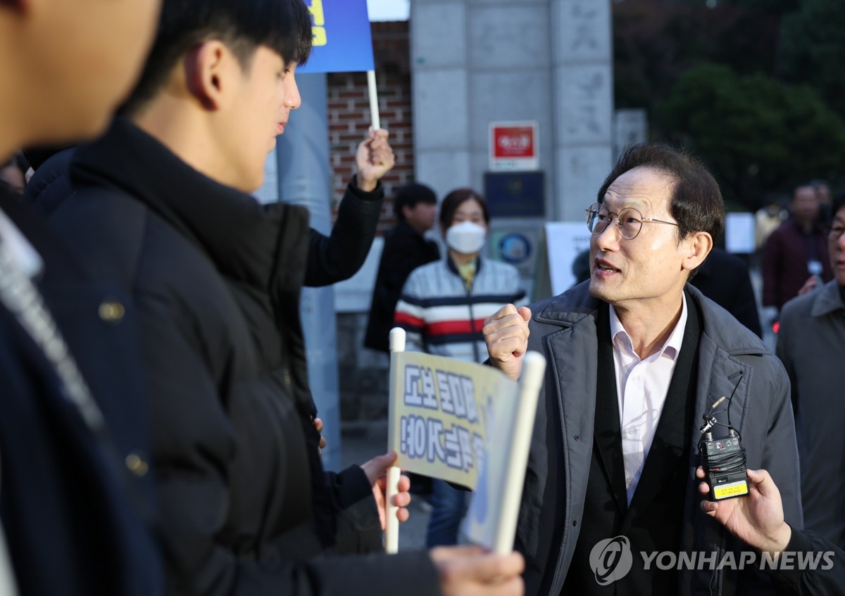 학생인권조례 폐지 위기에 조희연 1인 시위…"역사 후퇴 안 돼"(종합)