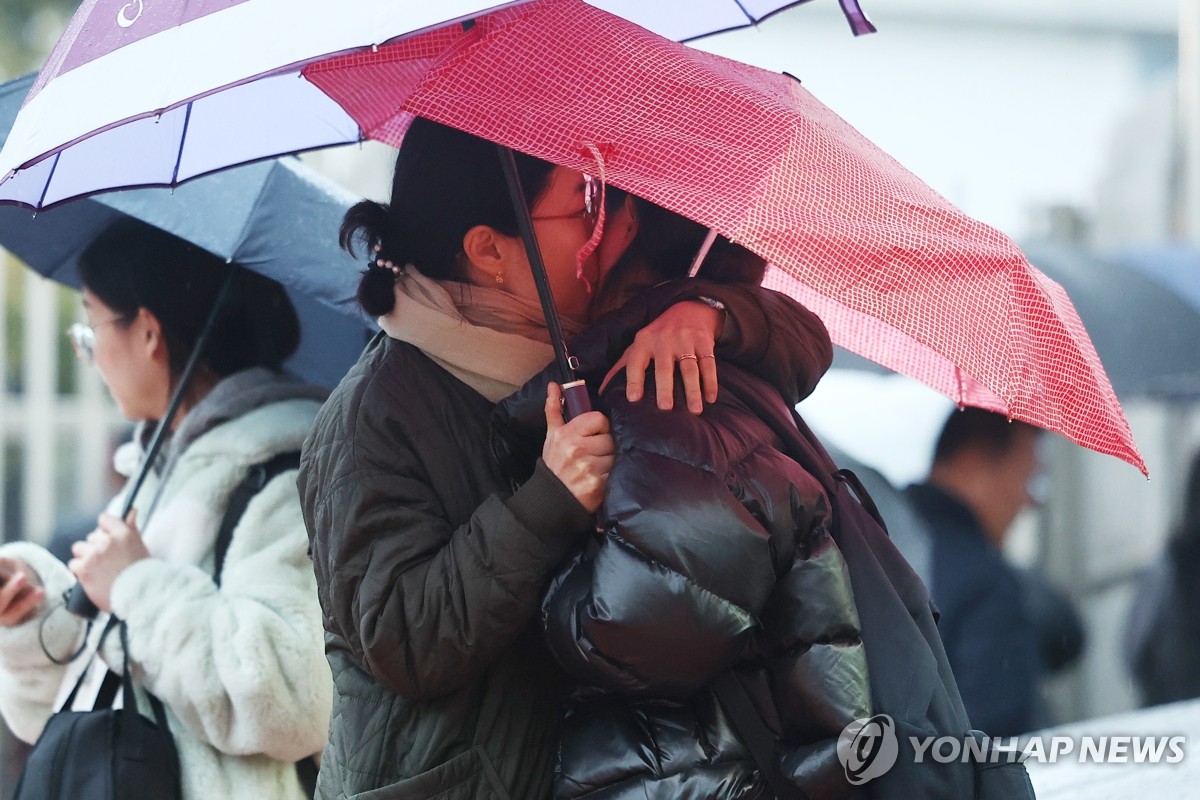 "우울·탈모·소화불량…수험생 엄마도 '고3병' 시달려"