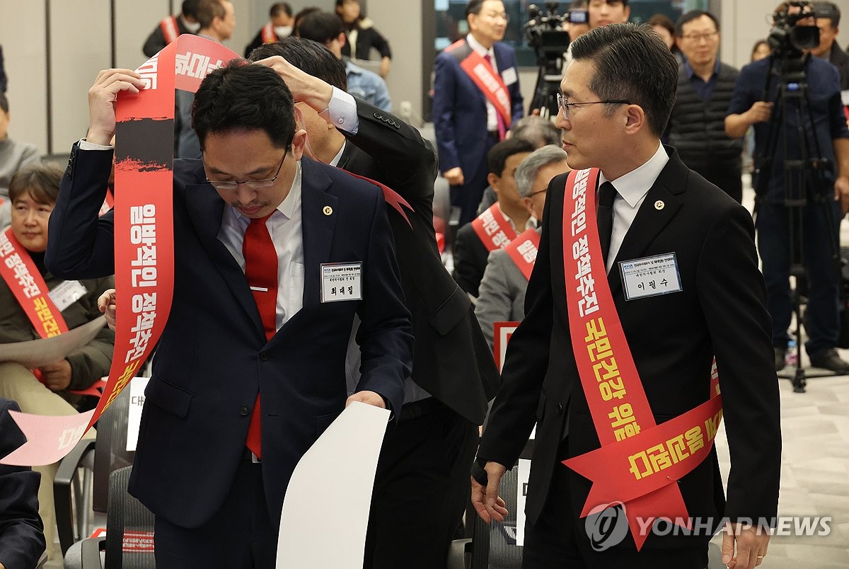 '의대증원 반대' 의협 내홍 돌출…파업 투표중 투쟁위원장 사임