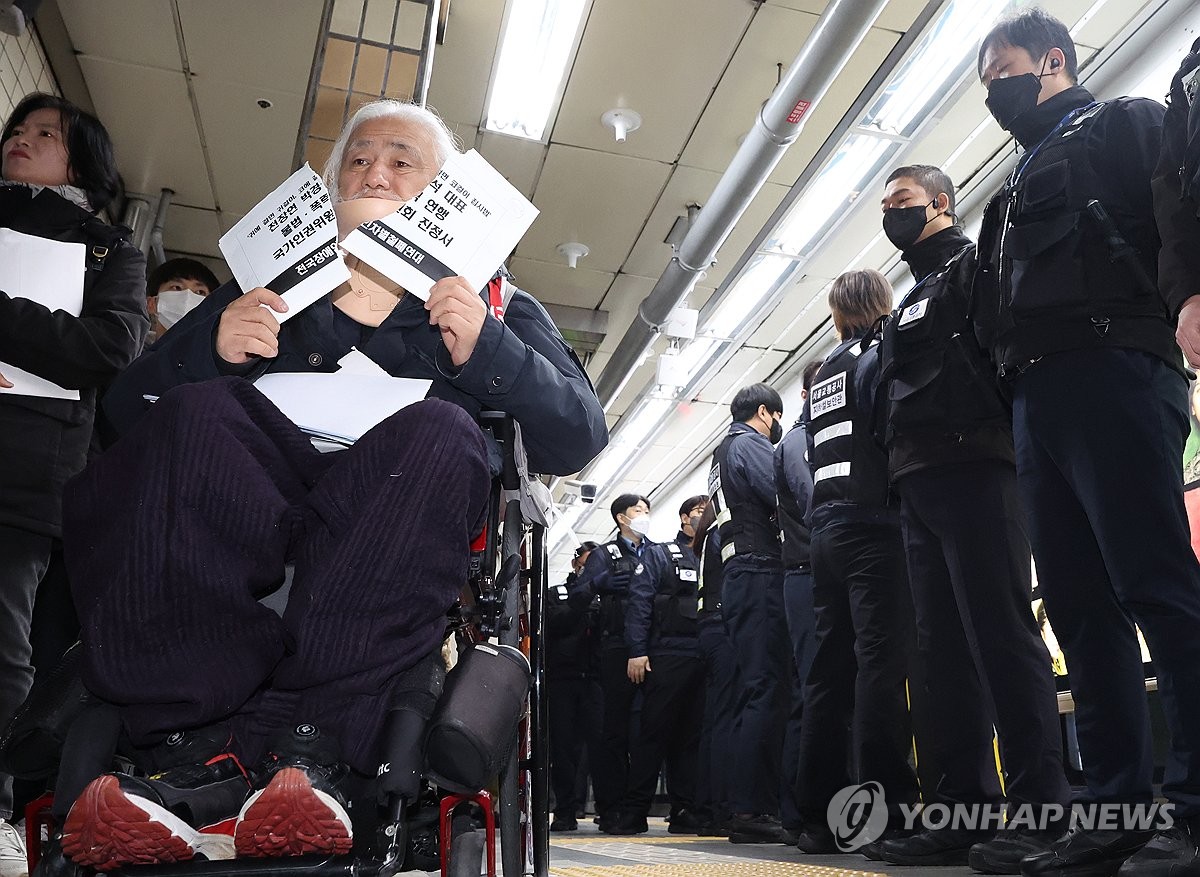 전장연 지하철 시위 8명 체포에 반발…무정차 통과 강경대응(종합2보)