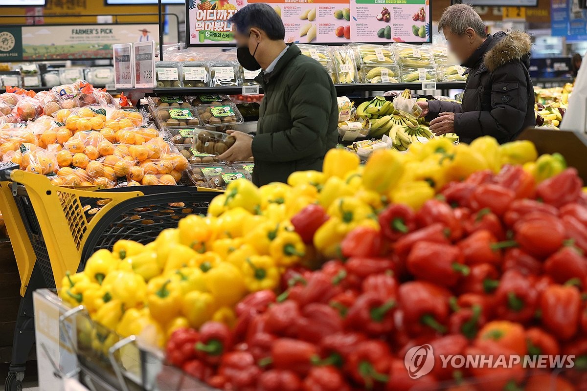 한은 "물가상승률 하락 속도 더딜 것…내년 하반기 2.3%"