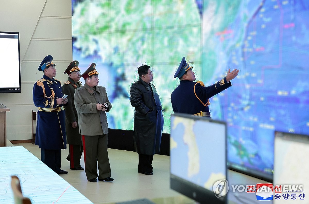 김정은, 항공절 맞아 공군사령부 방문…"싸움의 승부는 사상"(종합)