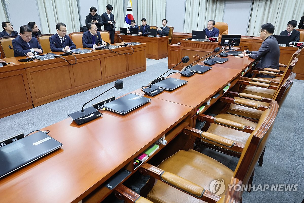 野 요구로 열린 운영위, 與의원 대거 불참에 30분만에 산회