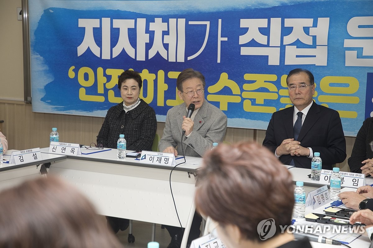 이재명, 경로당 찾아 '주5일 점심제공' 총선 공약 발표