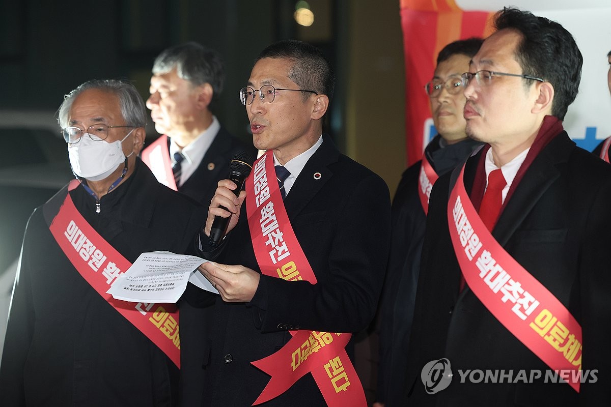 '의대증원 반대' 의사파업 찬반투표…여론 부담에 실행은 '글쎄'