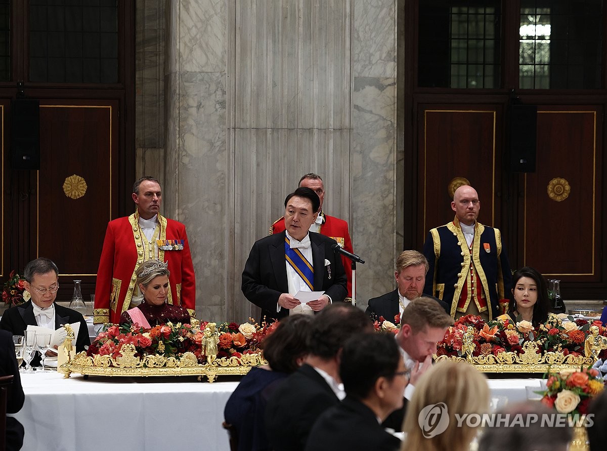 尹대통령 "한·네덜란드, 가장 훌륭한 파트너"…히딩크 깜짝 인사