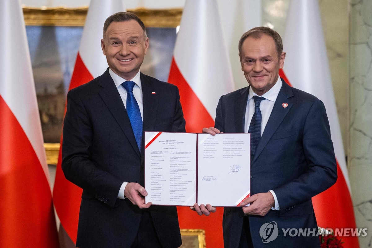 폴란드 새 정부 "공영언론 모두 청산"…'신구권력' 정면충돌