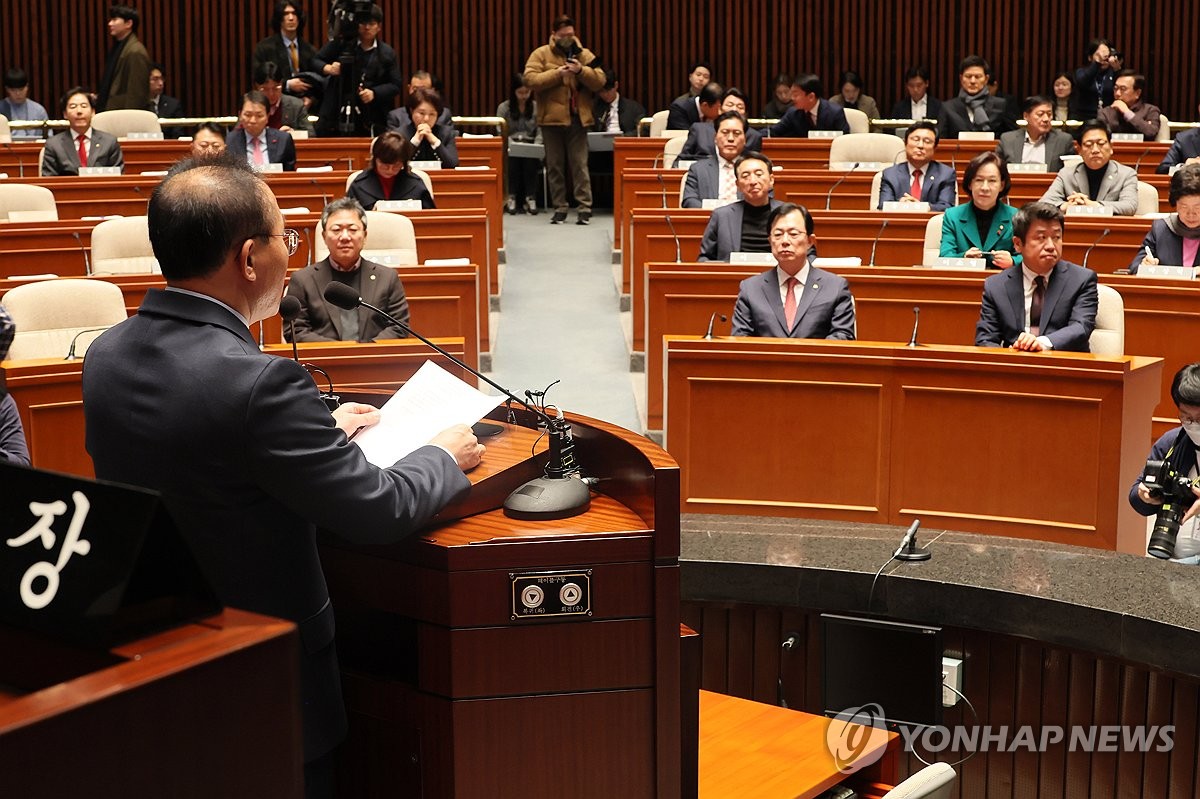 與의총 비대위원장 인선 논의…'당정관계 재정립' 격한 설전도