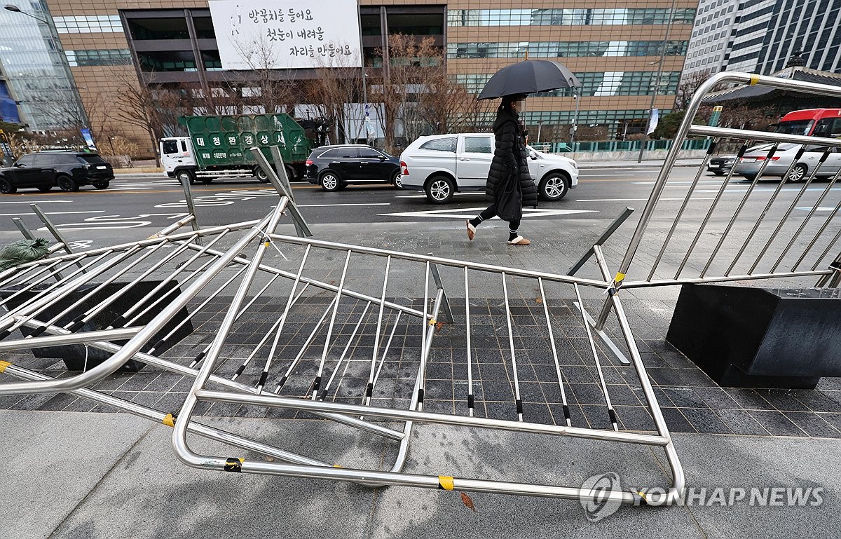 유리창 깨지고 공사장 가림막 넘어지고…서울도 곳곳 강풍 피해