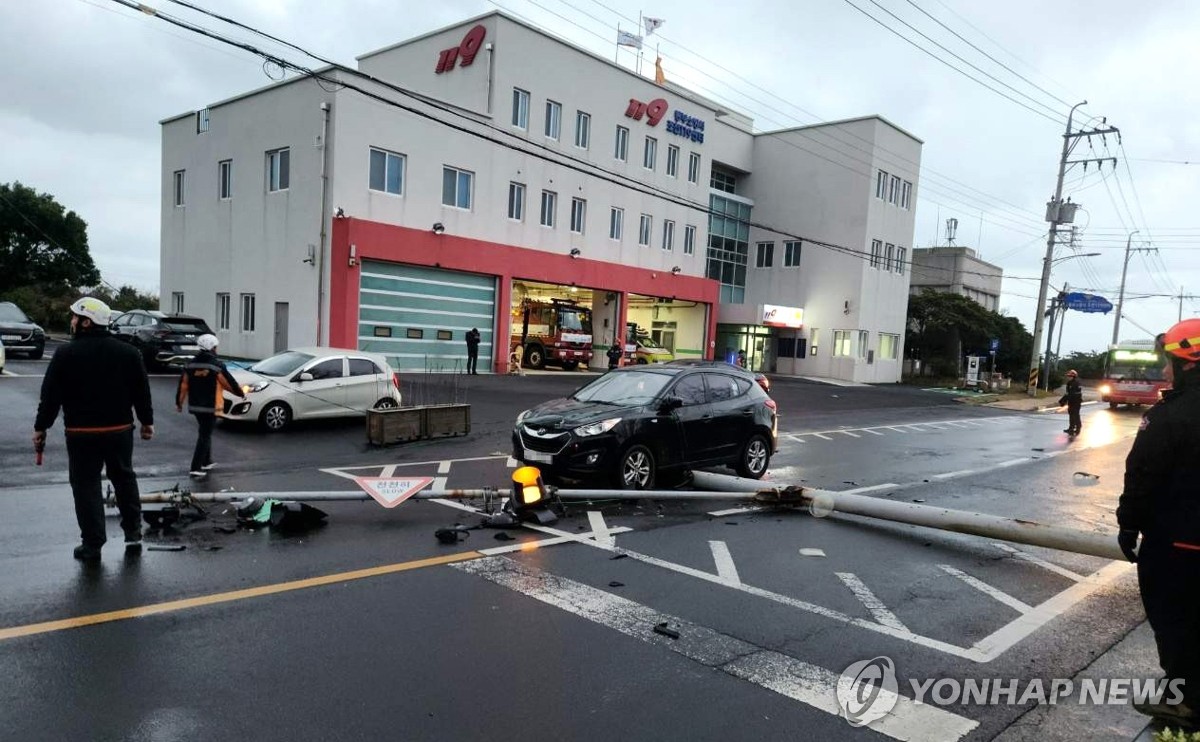 제주 강풍에 가로등 쓰러지면서 승용차 덮쳐…인명피해 없어