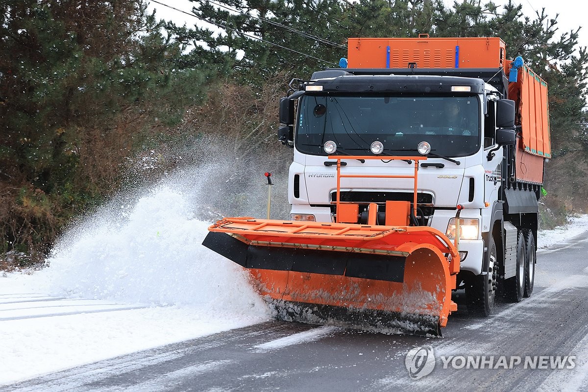 대설경보 한라산 삼각봉 42.6cm 폭설…1100도로 등 곳곳 통제