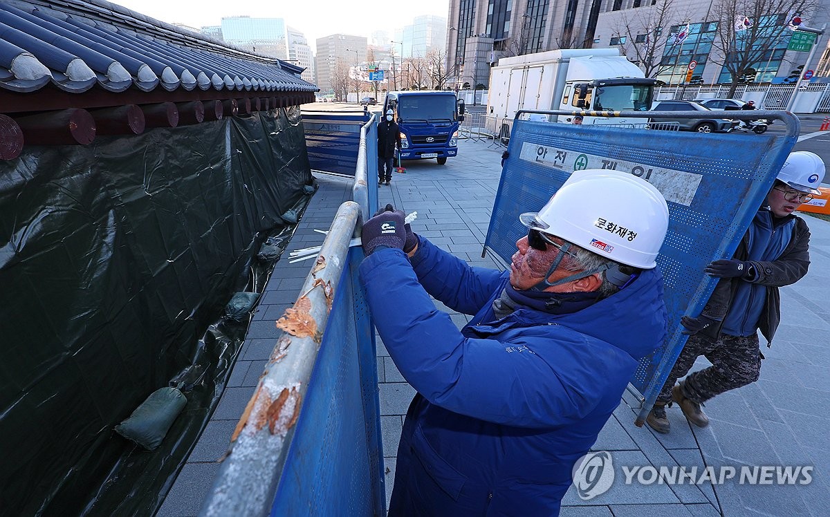 한파에 빠른 작업이 관건…'낙서' 경복궁 담장 복원에 20명 투입