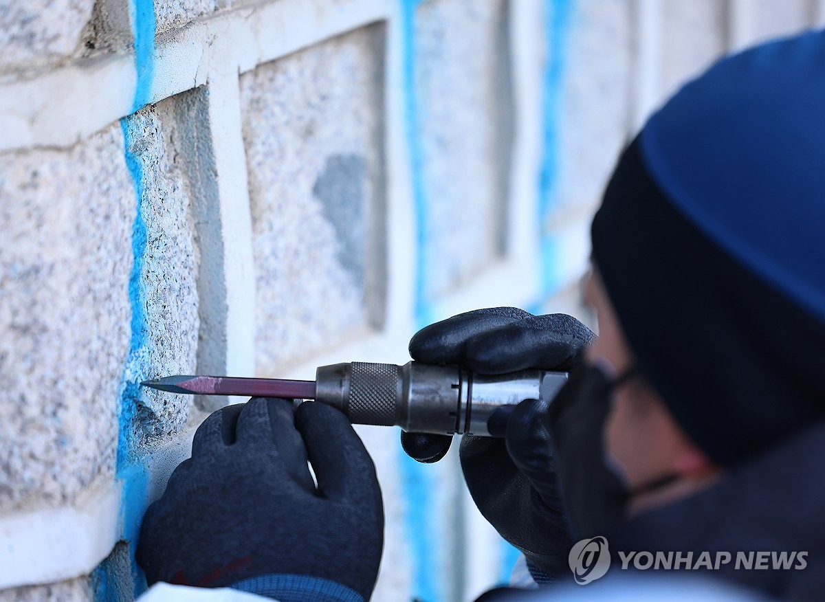 '낙서' 경복궁 담장 복원 20명 투입…CCTV 통해 용의자 2명 추적