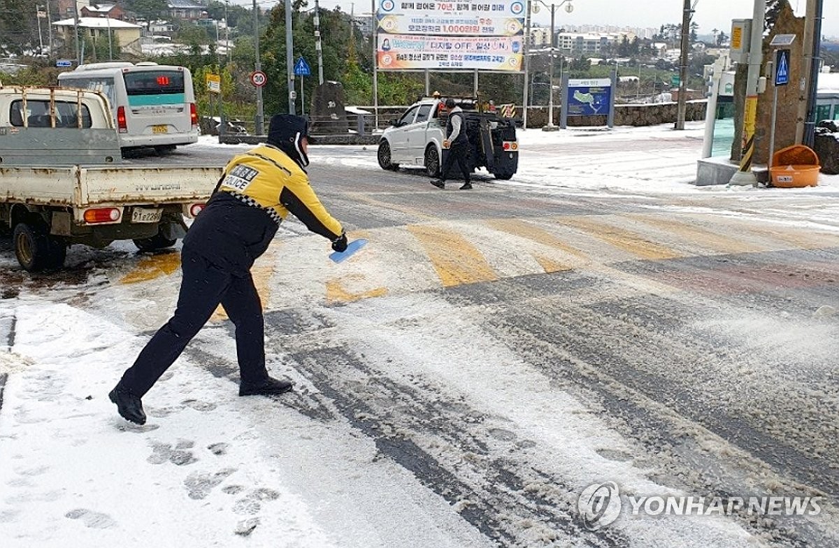 '바쁘다 바빠'…제주자치경찰, 대설특보에 곳곳서 안전관리