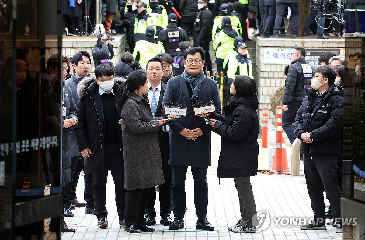 '돈봉투 의혹' 송영길 구속…법원 "사안 중하고 증거인멸 염려"(종합)