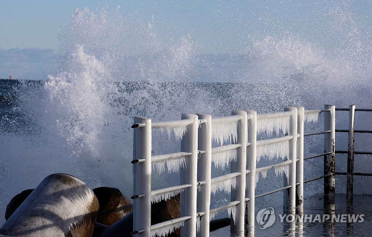 향로봉 영하 25.4도 '꽁꽁'…강원 한파 절정