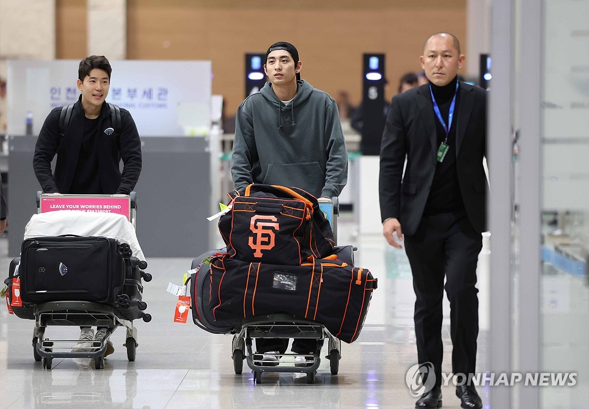 '바람의 손자' 이정후, 빅리거로 변신해 귀국…인천공항 북새통(종합)