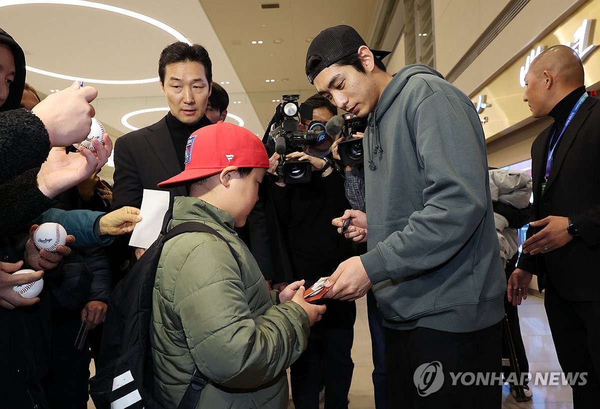 '바람의 손자' 이정후, 빅리거로 변신해 귀국…인천공항 북새통(종합)