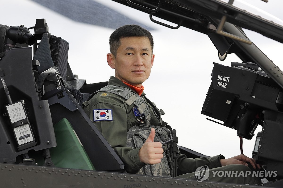 육군 최우수 헬기 조종사 '탑 헬리건'에 김영은 준위