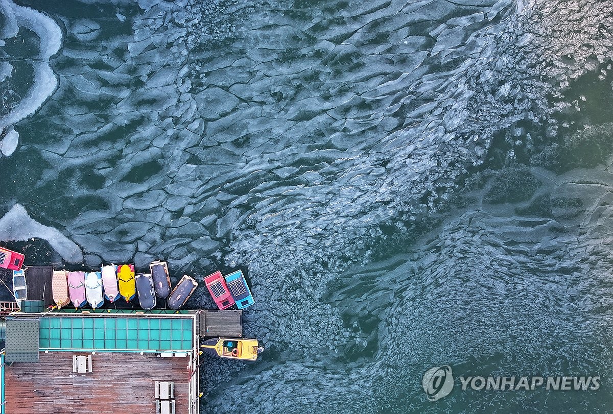 한파에 '춘베리아' 춘천 하천 평소보다 9일 일찍 '꽁꽁'