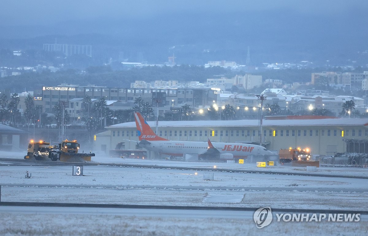 강한 눈보라에 제주공항 7천500명 발 묶여…무더기 결항·지연