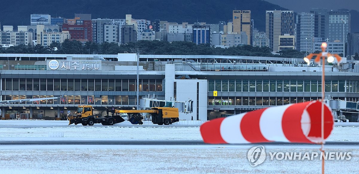 제주공항 제설작업으로 항공기 운항 "오후 1시까지 올스톱"(종합2보)