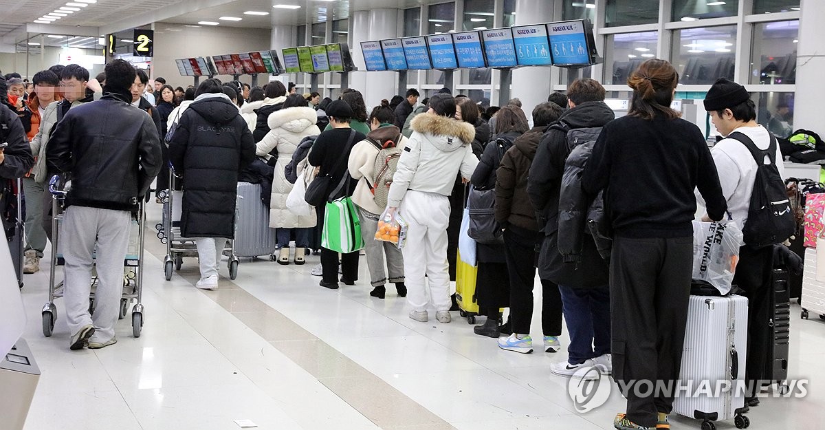 눈보라에 꽁꽁 언 제주 섬…하늘길 막히고 눈길 사고 잇따라(종합)