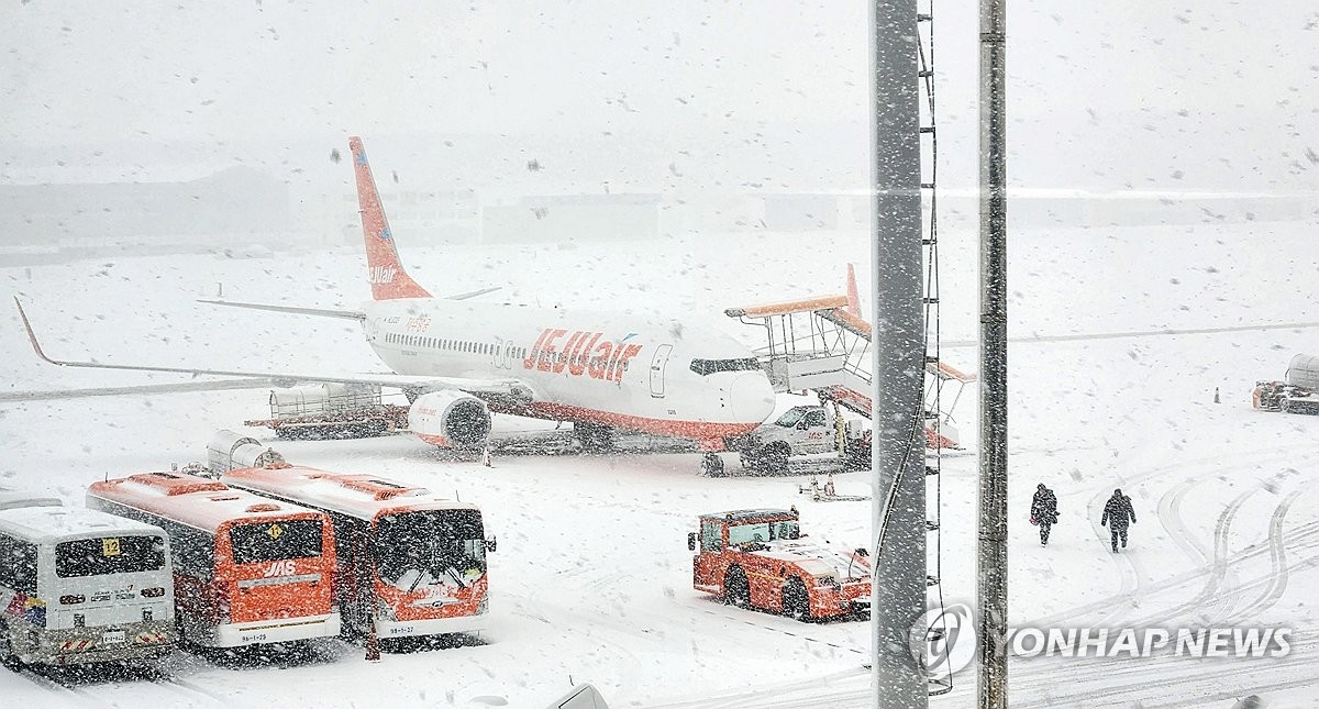 100ｍ 넘는 제주공항 대기줄…"어제도 오늘도 기약없다"