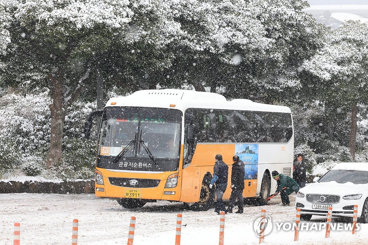 제주 대설주의보 해제, 폭설 그치고 항공편·도로 정상화