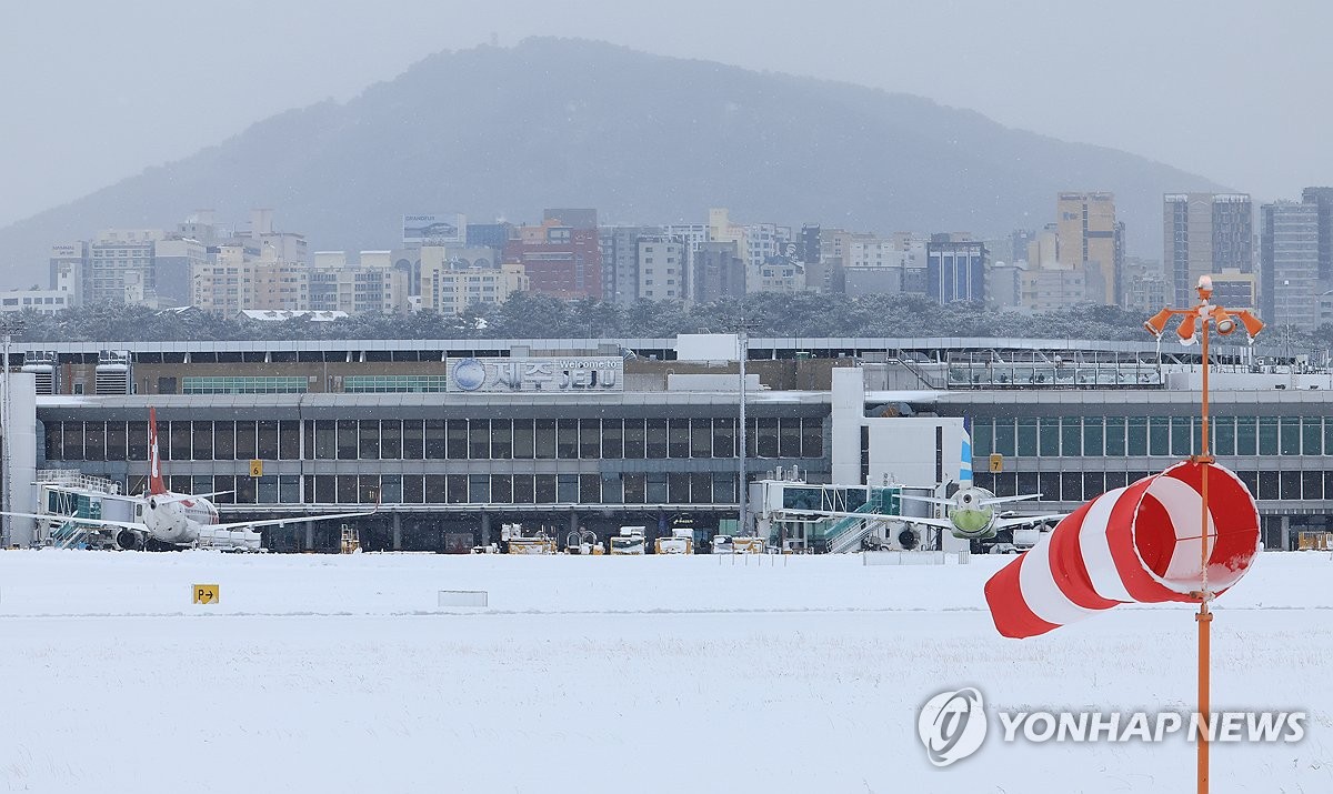 제주공항 제설작업으로 항공기 운항 "오후 3시까지 올스톱"(종합3보)