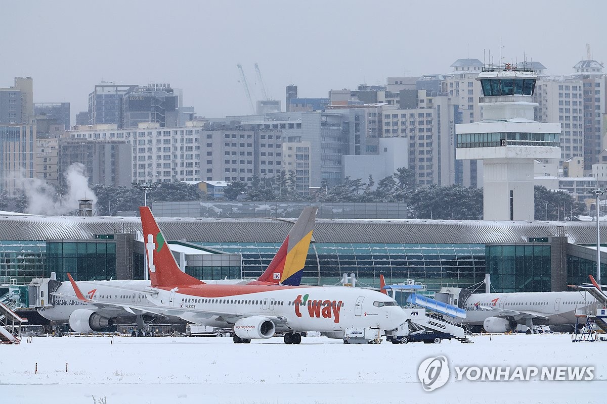 100ｍ 넘는 제주공항 대기줄…"어제도 오늘도 기약없다"